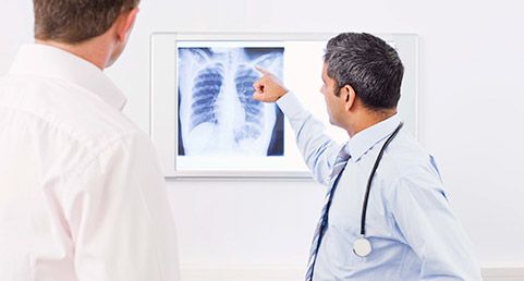 Jaime Gómez Robledo doctor-mirando-radiografia